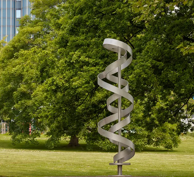 Blick auf die Skulptur "Doppelhelix" im Westfalenpark