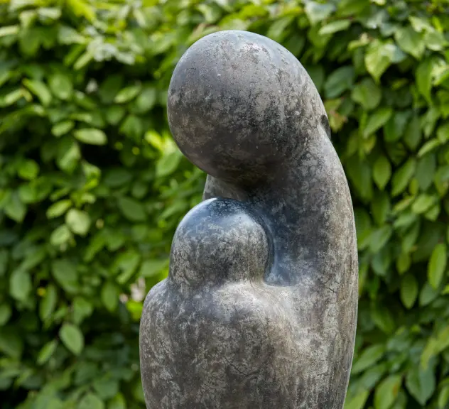 Skulptur einer stilisierten Mutter mit Kind