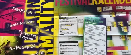 verschiedene Printmedien vom Favoriten Festival aus der Vogelperspektive