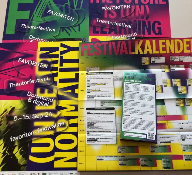 verschiedene Printmedien vom Favoriten Festival aus der Vogelperspektive