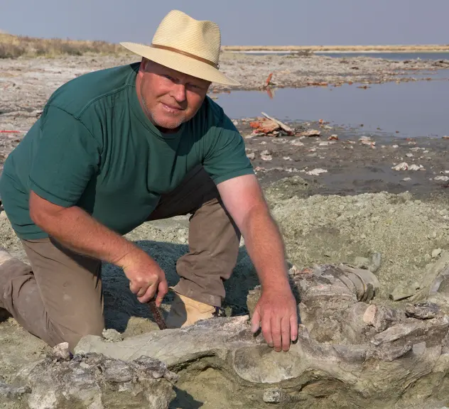 Paläontologe Dick Mol bei der Ausgrabung des Ur-mammuts