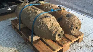 Ein entschäfter Bombenfund liegt aufgegraben auf einer Palette