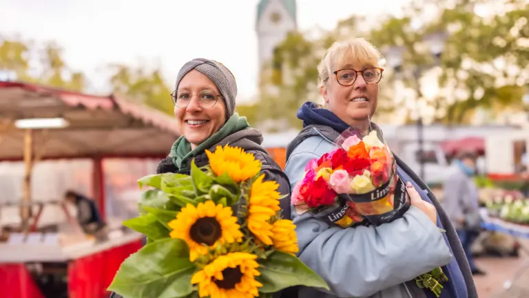 Blumenhändlerinnen auf dem Hombrucher Wochenmarkt