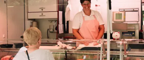 Stand mit frischem Fleisch auf dem Martener Wochenmarkt