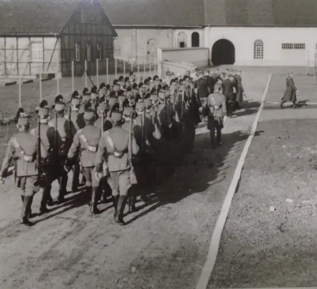 Mehrere Polizisten marschieren am Tag der Polizei im Jahre 1939.