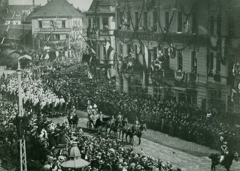Schwarz-Weiß-Foto - Kaiser auf dem Weg zum Rathaus, vor Hotel Kaiserhof / Burgwall