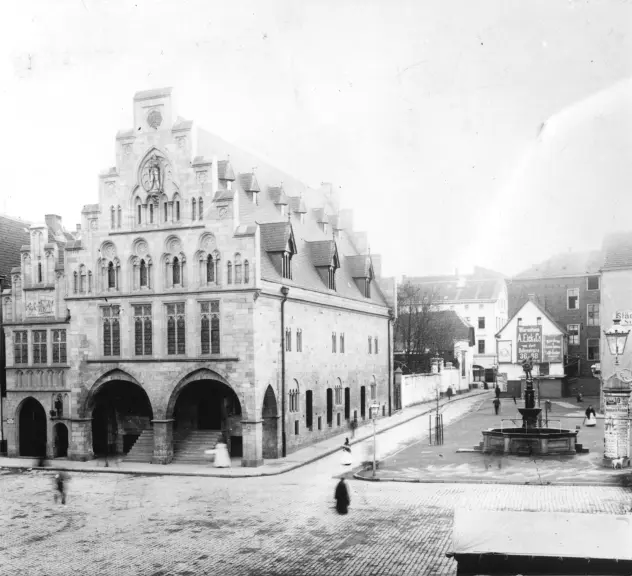 Außenansicht Rathaus um 1900 in schwarz-weiß