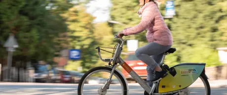 Eine Person fährt mit einem metropolradruhr Fahrrad eine Straße entlang.