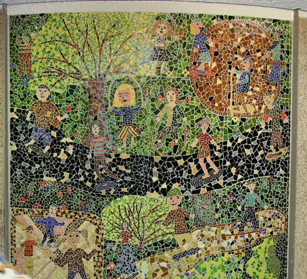Ein Mosaikbild zum Thema "Unsere Schule", "Kinder der Kreuzstraße" und "Unser Schulhof" gemalte Bilder von Kindern die zu einem gesamten Mosaikbild zusammengesetzt wurden