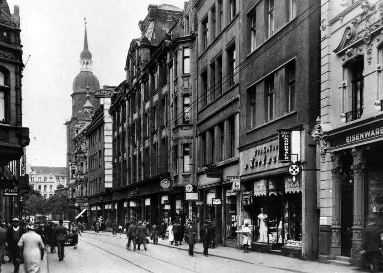 Der Ostenhellweg Anfang 1900, eine belebte Innenstadtsituation rechts und links viele Geschäfte und Fußgänger