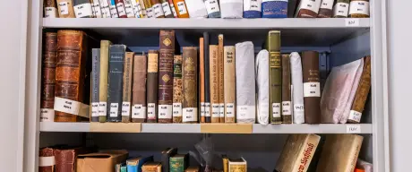 Viele alte Kochbücher in einem Bücherschrank