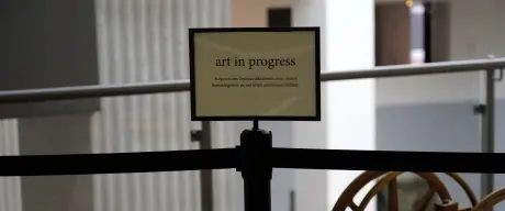 Ein Schild mit der Aufschrift "Art in progress" steht in den Räumen des Museum für Kunst und Kulturgeschichte