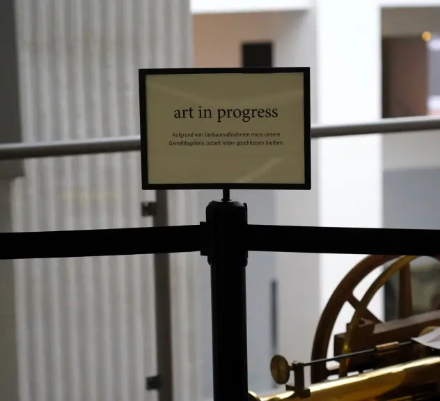 Ein Schild mit der Aufschrift "Art in progress" steht in den Räumen des Museum für Kunst und Kulturgeschichte