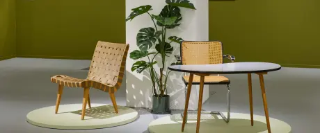 Stühle als Teil der Ausstellung