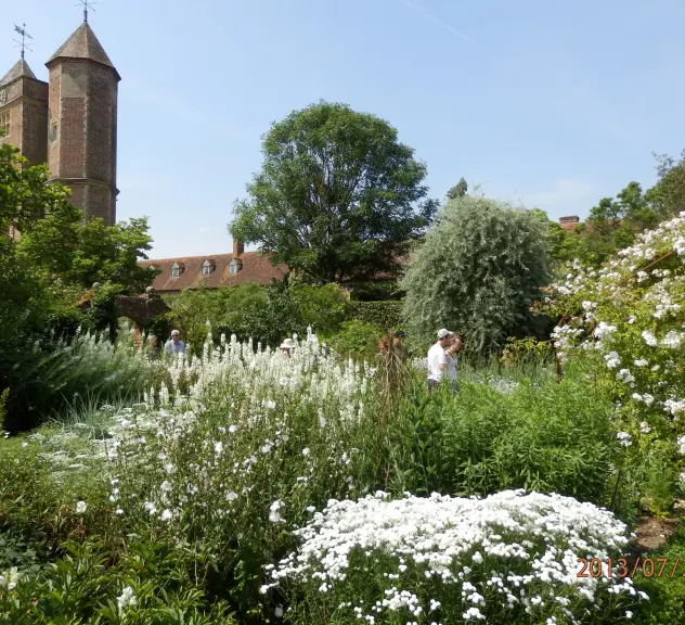 Der "Weiße Garten" von Sissinghurst, Grafschaft Kent, UK