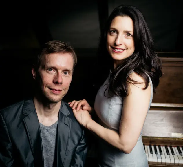 Porträt von Pina Kay und Martin Brödemann am Klavier