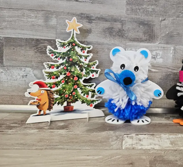 Ein Papiertannenbaum mit Igel, ein Eisbär und ein Pinguin