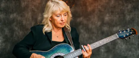 Anne SeeYou mit Gitarre