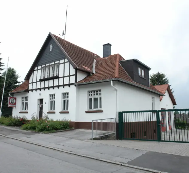 Das Gebäude des Löschzug 26. Ein altes Fachwerkhaus in weiß.