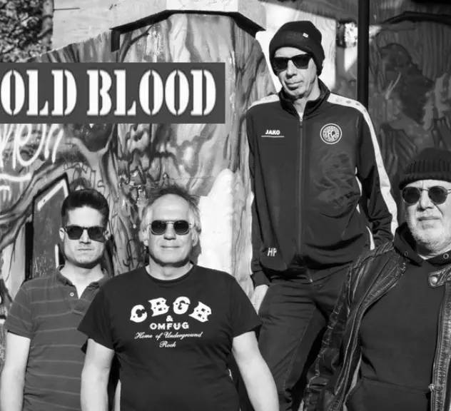 Die Band Cold Blood mit Sonnenbrille vor einem Gebäude
