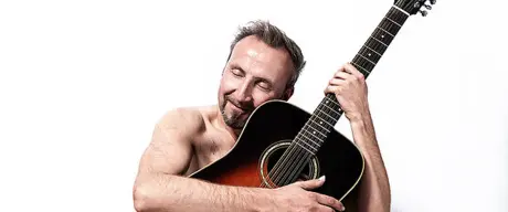 Helmut Sanftenschneider mit Gitarre im Arm