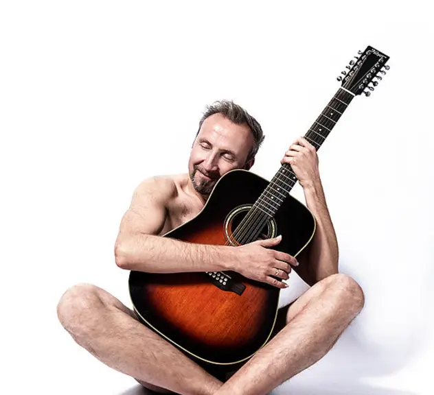 Helmut Sanftenschneider mit Gitarre im Arm