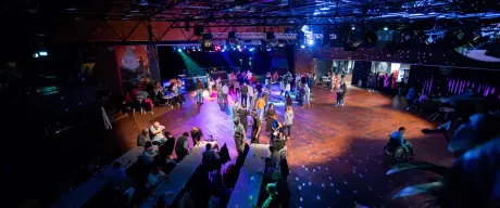 Ein Überblick über die Disco im Keuninghaus. Menschen tanzen bei buntem Licht.