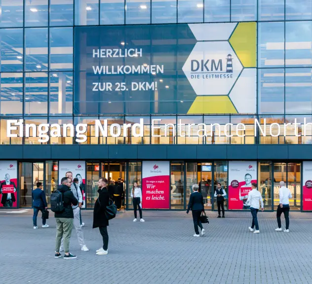 Messe Dortmund - Eingang Nord mit Banner "DKM"