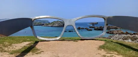 Riesiges Brillengestell auf einer Klippe in Nordspanien (Gafas Gigantes de Noja)