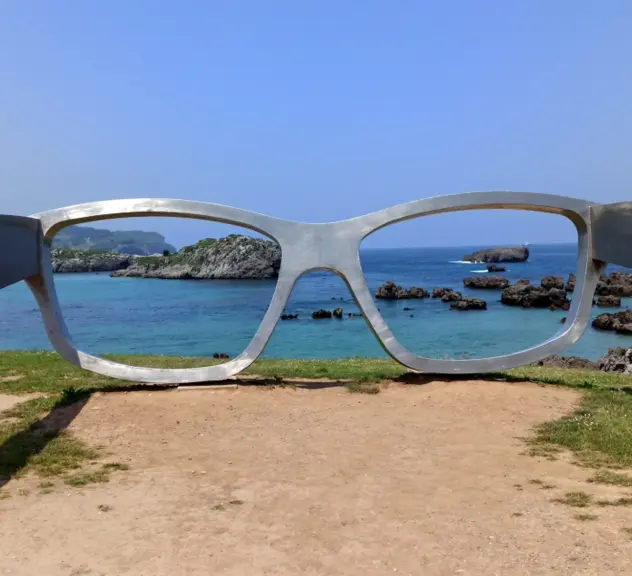 Riesiges Brillengestell auf einer Klippe in Nordspanien (Gafas Gigantes de Noja)