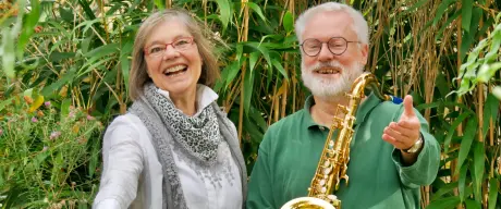 Cornelia Ertmer und Hermann-Josef Skutnik mit Saxophon posieren für die Kamera.