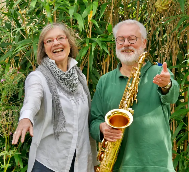 Cornelia Ertmer und Hermann-Josef Skutnik mit Saxophon posieren für die Kamera.