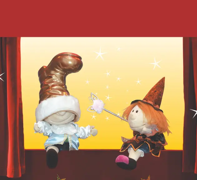 Ausschnitt aus der Märchenbühne mit Zauberstab und Stiefel auf dem Kopf