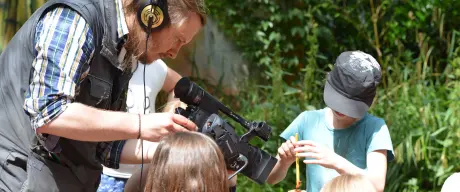 Kinder werden beim Basteln im Zoo gefilmt