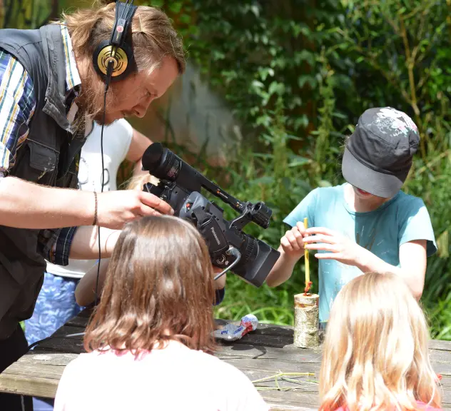 Kinder werden beim Basteln im Zoo gefilmt