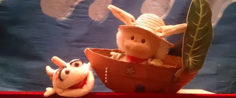 Ein Ausschnitt aus dem Puppenstück Großvater Osterhase mit 2 Handpuppen