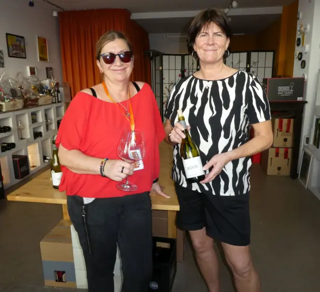 Heike Wulf und Nicole Laubert von Vinovin mit Wein in der Hand 