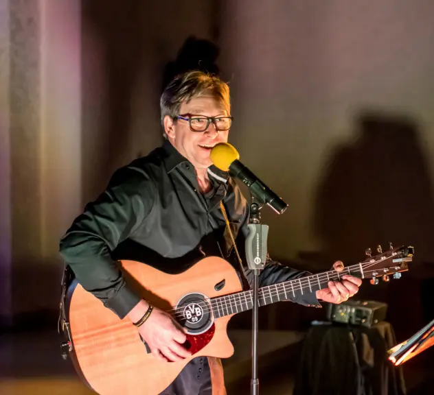 Matthias "Kasche" Kartner mit Gitarre auf der Bühne