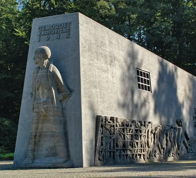 Mahnmal mit der Inschrift „GEMORDET KARFREITAG 1945“, einer Häftlingsfigur und Reliefs von Gefangenen in Bittermark.