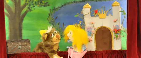 Ein Ausschnitt aus dem Theaterstück Prinzessin Holunder mit 2 Handpuppen