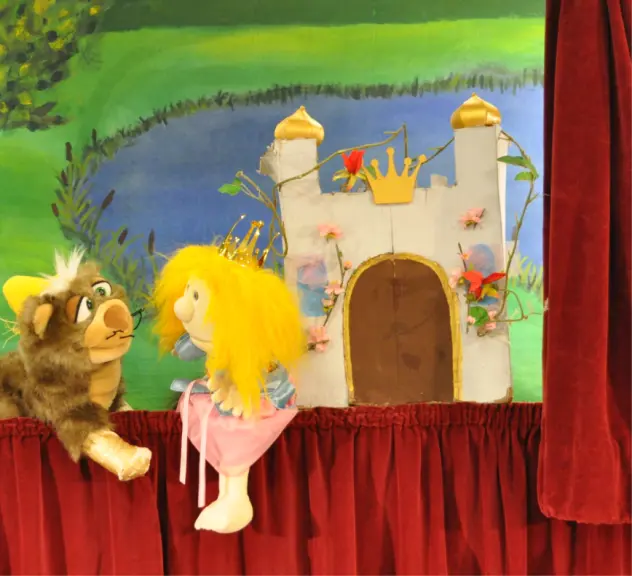 Ein Ausschnitt aus dem Theaterstück Prinzessin Holunder mit 2 Handpuppen