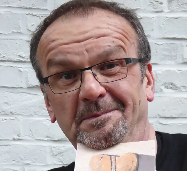 Christoph Rösner mit einem Buch in den Händen 