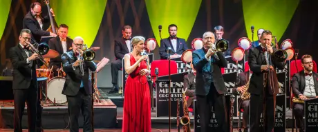 Glenn Miller Orchestra mit Sängerin auf der Bühne