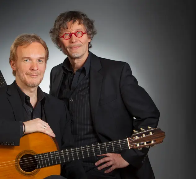 Bernd Steinmann und Stefan Loos posieren mit ihren Gitarren für die Kamera