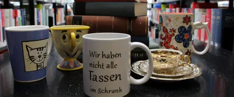 uriose Tassen aus der Ausstellung „Wir haben nicht (mehr) alle Tassen im Schrank“ in der Stadt- und Landesbibliothek.