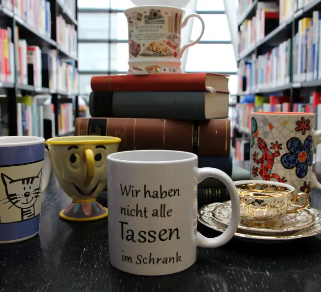 uriose Tassen aus der Ausstellung „Wir haben nicht (mehr) alle Tassen im Schrank“ in der Stadt- und Landesbibliothek.