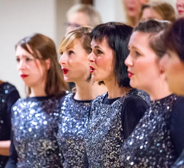 Die Sängerinnen von Ladies First und den Harmunichs beim Weihnachtskonzert „A Taste of Christmas".