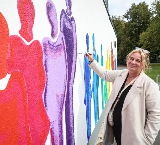 Anette Göke, Künstlerin, präsentiert ihre Regenbogenmenschen.