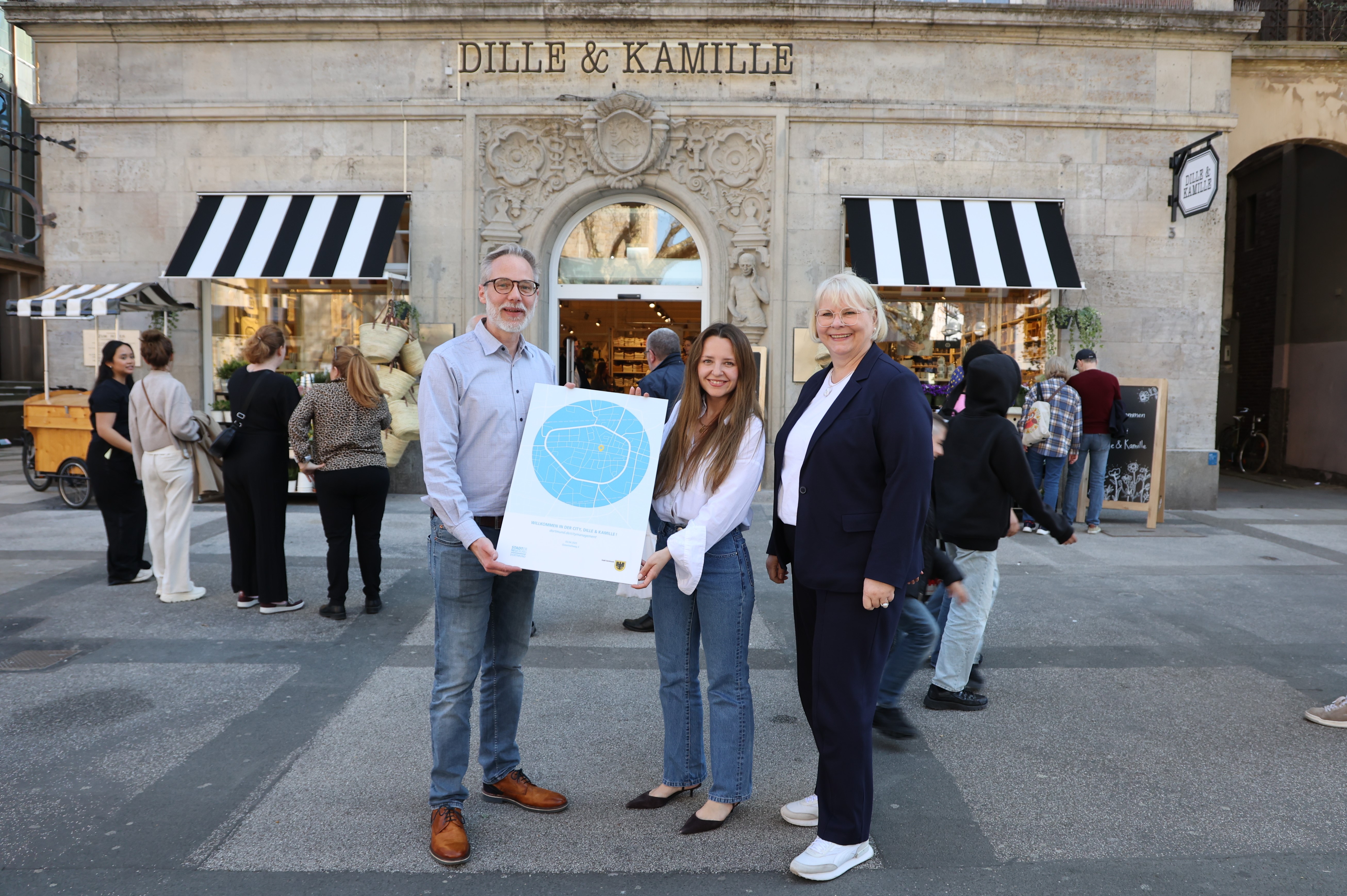 Zu sehen sind v.l.n.r.: Tilmann Insinger (Citymanagement), Viktoria Schröder (Filialleiterin), Anja Borrmann (Wirtschaftsförderung)