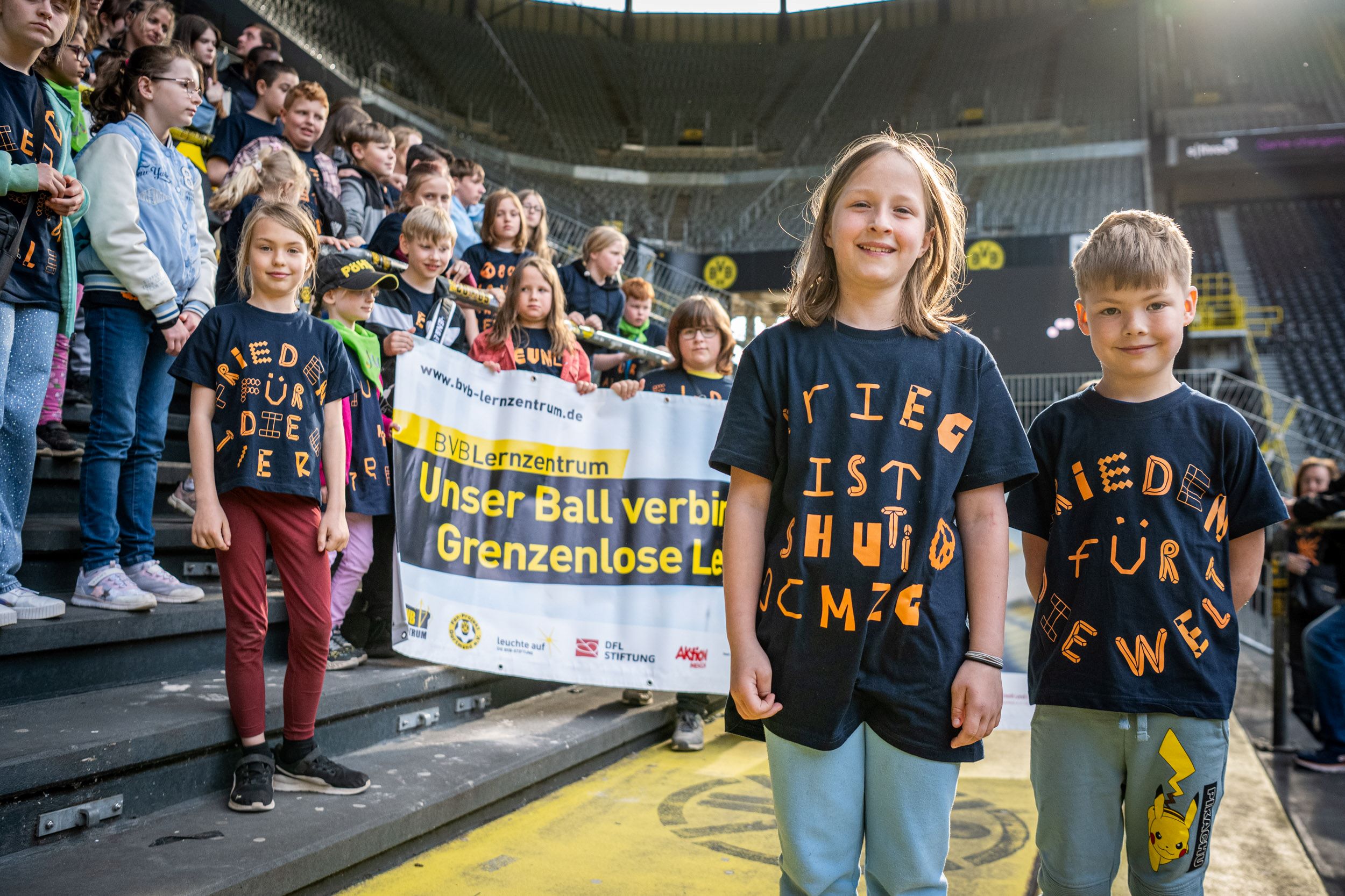 Kinder auf der Südtribüne